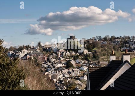 Das mittelalterliche Launceston Castle (1070) steht hoch auf seiner motte (Berg) über der Stadt Launceston, Cornwall, Großbritannien Stockfoto