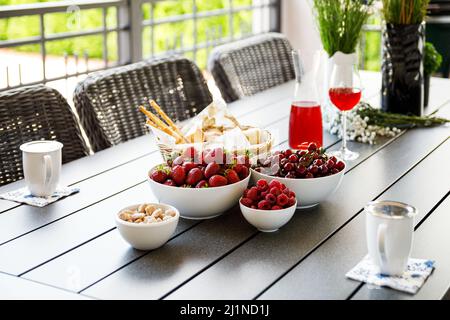 Sommerfrühstück. Saftige und süße Beeren auf dem Tisch. Stockfoto