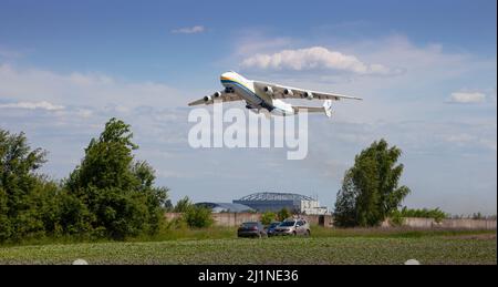 Das Flugzeug Antonov 225 AN-225 Mriya Fly, das größte Flugzeug der Welt, das vom Flughafen abfliegt. UR-82060 größtes Flugzeug, das am Himmel fliegt. Ukraine, Hostomel - 18. August 2021. Stockfoto