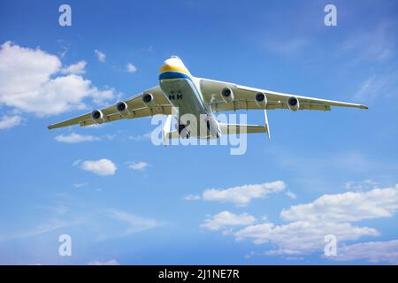Das Flugzeug Antonov 225 AN-225 Mriya Fly, das größte Flugzeug der Welt, das vom Flughafen abfliegt. UR-82060 größtes Flugzeug, das am Himmel fliegt. Ukraine, Hostomel - 18. August 2021. Stockfoto