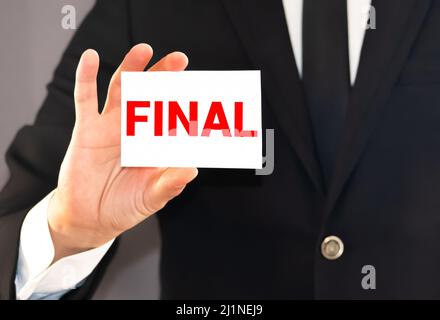 Word, Abschließende Gedanken schreiben. Business Konzept für Fazit Zusammenfassung Text Handy, handy in Mann vorne Jeanstasche platziert. Stockfoto