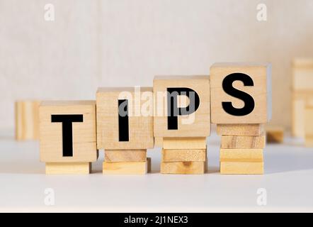 TIPPS Wort auf Holzwürfel geschrieben, Konzept Stockfoto