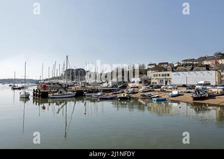 Liegeplätze an der Marina und am Wasser am Fluss Tamar in Saltash. Das Gebäude des Livewire-Jugendprojekts ist ebenfalls enthalten. Stockfoto