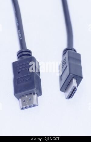 Eine Nahaufnahme des schwarzen hdmi-Kabels auf weißem Hintergrund Stockfoto