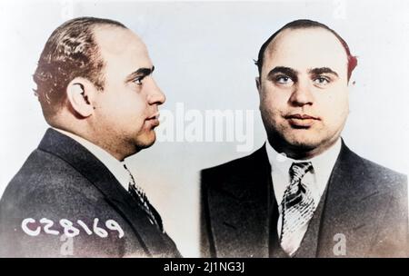 Al Capone (1899-1947), amerikanischer Gangster, 17. Juni 1931 - Mugshot. 'Al Capone ins Gefängnis geschickt.' Kolorierte Version. Stockfoto