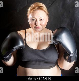 Body positive Plus Größe Modell weibliche Fitness-Übungen Stockfoto