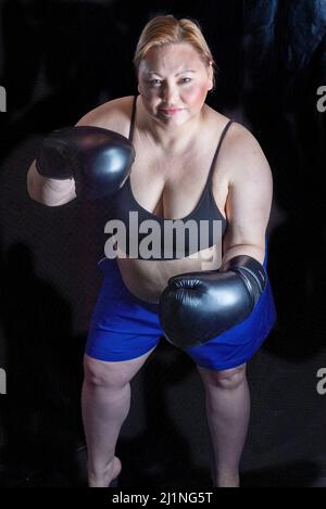 Body positive Plus Größe Modell weibliche Fitness-Übungen Stockfoto