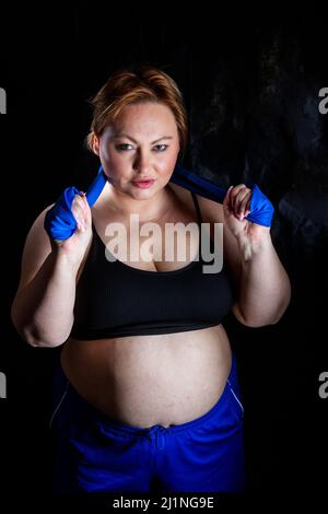 Plus Größe Modell weibliche Fitness-Übungen Stockfoto