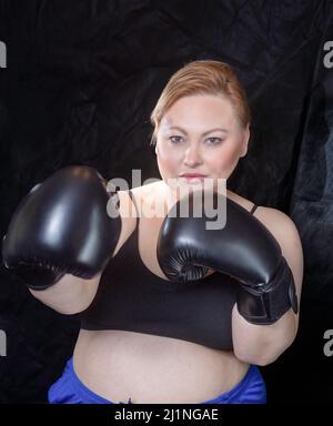Body positive Plus Größe Modell weibliche Fitness-Übungen Stockfoto