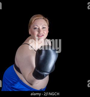 Body positive Plus Größe Modell weibliche Fitness-Übungen Stockfoto