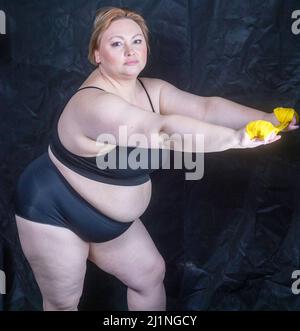 Body positive Plus Größe Modell weibliche Fitness-Übungen Stockfoto