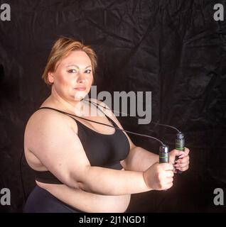 Body positive Plus Größe Modell weibliche Fitness-Übungen Stockfoto