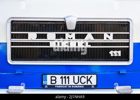 Bukarest, Rumänien, 2. Oktober 2021: Alte lebendige blau-weiße Roman Diesel RD 111 klassischen Bus, im Jahr 1972 produziert und geparkt in einer Straße bei einer Veranstaltung für Stockfoto