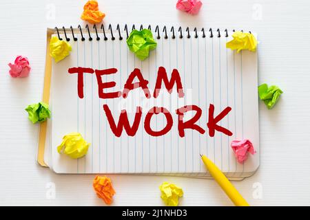 Team Akronym und Buntstift auf weißem Hintergrund mit Wort zusammen, jeder, erreicht und mehr. Stockfoto