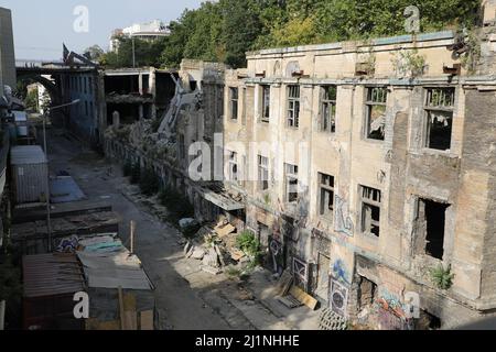 Straßenansicht der Devolanivskyi-Abfahrt (Spusk) in Odesa, Ukraine mit einer Brücke im Hintergrund; einige verstürzte Gebäude & Casino werden abgerissen Stockfoto