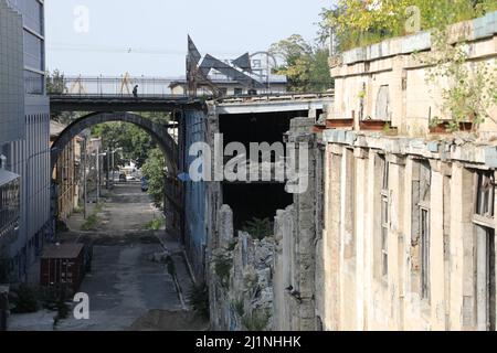 Straßenansicht der Devolanivskyi-Abfahrt (Spusk) in Odesa, Ukraine mit einer Brücke im Hintergrund; einige verstürzte Gebäude & Casino werden abgerissen Stockfoto