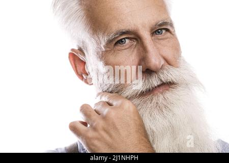 Hübscher bärtiger älterer Mann auf weißem Hintergrund Stockfoto