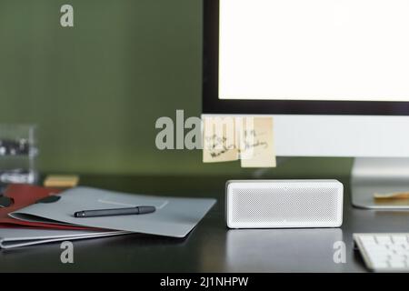 Nahaufnahme eines intelligenten Lautsprechers auf dem Schreibtisch im Home Office-Arbeitsplatz, Platz zum Kopieren Stockfoto