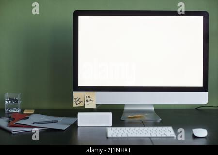 Hintergrundbild des Home Office-Arbeitsplatzes mit leerem Computerbildschirm und intelligentem Lautsprecher, Kopierbereich Stockfoto