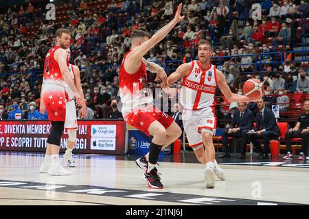 Giovanni De Nicolao (Openjobmetis Varese) wurde von Tommaso Baldasso (AX Armani Exchange Olimpia Milano) während des AX Armani Exchange Milano gegen Openjobmetis Varese, Italienischer Basketball A Serie Championship in Mailand, Italien, März 26 2022, vereitelt Stockfoto