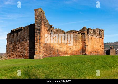 Außenmauern des historischen Penrith Castle in Nordengland an einem wunderschönen Frühlingsmorgen. Penrith, England. Stockfoto