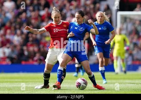 Leah Galton von Manchester United (links) und Danielle Turner von Everton kämpfen während des Spiels der Barclays FA Women's Super League in Old Trafford, Manchester, um den Ball. Bilddatum: Sonntag, 27. März 2022. Stockfoto