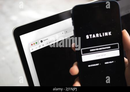 Poltava, Ukraine - 26. März 2022: Starlink Internet. Mobiltelefon mit Logo-Nahaufnahme Stockfoto