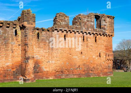 Außenmauern des historischen Penrith Castle in Nordengland an einem wunderschönen Frühlingsmorgen. Penrith, England. Stockfoto