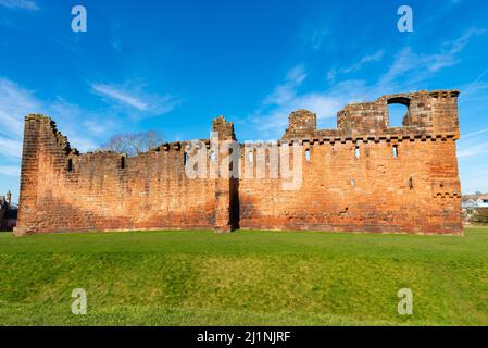 Außenmauern des historischen Penrith Castle in Nordengland an einem wunderschönen Frühlingsmorgen. Penrith, England. Stockfoto