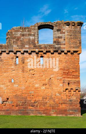 Außenmauern des historischen Penrith Castle in Nordengland an einem wunderschönen Frühlingsmorgen. Penrith, England. Stockfoto