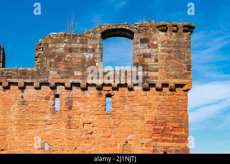 Außenmauern des historischen Penrith Castle in Nordengland an einem wunderschönen Frühlingsmorgen. Penrith, England. Stockfoto