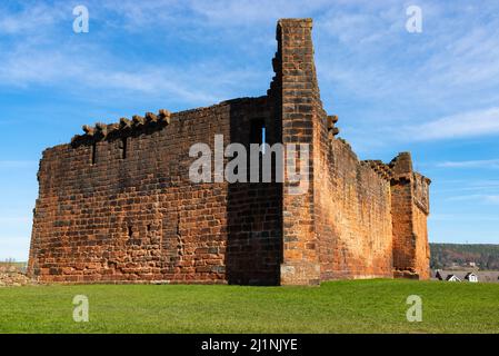 Außenmauern des historischen Penrith Castle in Nordengland an einem wunderschönen Frühlingsmorgen. Penrith, England. Stockfoto
