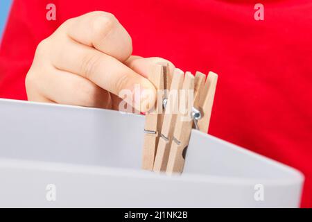 Vorschulkinder spielen mit Holzclip. Entwicklung von motorischen Fähigkeiten, Koordination, Kreativität und logischem Denken der Kinder Stockfoto