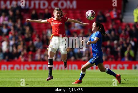 Hannah Blundell von Manchester United (links) und Danielle Turner von Everton kämpfen während des Spiels der Barclays FA Women's Super League in Old Trafford, Manchester, um den Ball. Bilddatum: Sonntag, 27. März 2022. Stockfoto