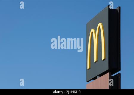 McDonald's-Restaurantschild oder -Werbesäule mit McCafe und McDrive in Lemmer, Niederlande. Die größte Fast-Food-Kette der Welt Stockfoto