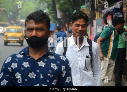 Kalkutta, Westbengalen, Indien. 26. März 2022. In der Pandemie von Covid-19 vergaßen Menschen, Masken zu tragen.Westbengalen meldete in den letzten 24 Stunden 66 75 neue Fälle von Covid-19 und keine Todesfälle, wie das Bulletin des staatlichen Gesundheitsministeriums am Dienstag mitteilte. Die Zahl der aktiven Fälle im Staat lag bei 729. Der Staat hat bisher 20,17 lakh Covid-19 Fälle und 21.197 Todesfälle gemeldet. (Bild: © Rahul Sadhukhan/Pacific Press via ZUMA Press Wire) Stockfoto