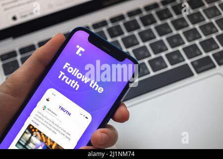 Poltava, Ukraine - 23. März 2022: Truth Social App und Logo, Social Media von Donald Trump, Präsident der USA. Twitter-Mitbewerber. Mobiltelefon mit Stockfoto