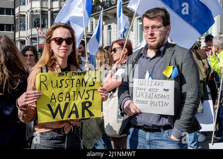 London, 26.. März 2022. Tausende von Menschen treten mit der Ukraine zusammen, marschieren und mahnten im Zentrum von London, um gegen die russische Invasion zu protestieren. Mitglieder der Bewegung gegen den Krieg schließen sich dem marsch an. Die Bewegung hat eine weiße und blaue Flagge als Symbol ihres Protests angenommen, die den roten Streifen der russischen Flagge ersetzt, um die Verbindung mit Blut und Gewalt sowie militärischer Macht und Autoritarismus zu beseitigen. Sie verweist auch auf die historische Flagge von Veliky Nowgorod, in der die Regierung der Republik Nowgorod den Ruf hatte, demokratische Regierungsführung zu entwickeln. Stockfoto