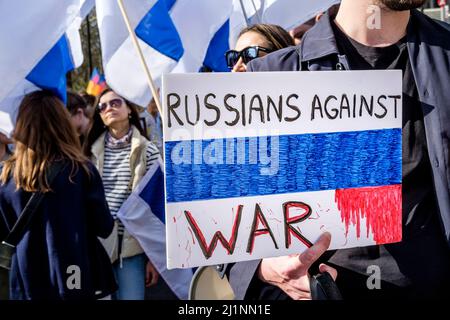 London, 26.. März 2022. Tausende von Menschen treten mit der Ukraine zusammen, marschieren und mahnten im Zentrum von London, um gegen die russische Invasion zu protestieren. Mitglieder der Bewegung gegen den Krieg schließen sich dem marsch an. Die Bewegung hat eine weiße und blaue Flagge als Symbol ihres Protests angenommen, die den roten Streifen der russischen Flagge ersetzt, um die Verbindung mit Blut und Gewalt sowie militärischer Macht und Autoritarismus zu beseitigen. Sie verweist auch auf die historische Flagge von Veliky Nowgorod, wo die Regierung der Republik Nowgorod den Ruf hatte, demokratische Regierungsführung zu entwickeln. Stockfoto