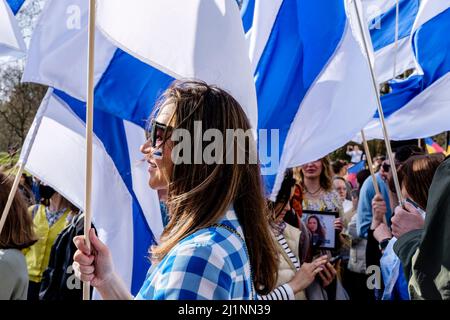 London, 26.. März 2022. Tausende von Menschen treten mit der Ukraine zusammen, marschieren und mahnten im Zentrum von London, um gegen die russische Invasion zu protestieren. Mitglieder der Bewegung gegen den Krieg schließen sich dem marsch an. Die Bewegung hat eine weiße und blaue Flagge als Symbol ihres Protests angenommen, die den roten Streifen der russischen Flagge ersetzt, um die Verbindung mit Blut und Gewalt sowie militärischer Macht und Autoritarismus zu beseitigen. Sie verweist auch auf die historische Flagge von Veliky Nowgorod, wo die Regierung der Republik Nowgorod den Ruf hatte, demokratische Regierungsführung zu entwickeln. Stockfoto