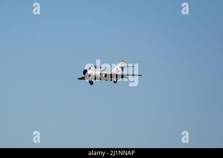 Czech Mig-15UTI 'Midget' OK-UTI2514 Vintage Jet-Flugzeug Landung mit Flaps auf der NATO Days Air Show. Stockfoto