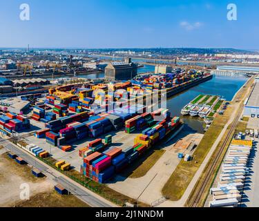 Industriehafen mit Containern in der Donau. Viele Waren warten auf den Versand im Hafen. Stockfoto