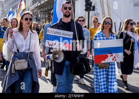 London, 26.. März 2022. Tausende von Menschen treten mit der Ukraine zusammen, marschieren und mahnten im Zentrum von London, um gegen die russische Invasion zu protestieren. Mitglieder der Bewegung gegen den Krieg schließen sich dem marsch an. Die Bewegung hat eine weiße und blaue Flagge als Symbol ihres Protests angenommen, die den roten Streifen der russischen Flagge ersetzt, um die Verbindung mit Blut und Gewalt sowie militärischer Macht und Autoritarismus zu beseitigen. Sie verweist auch auf die historische Flagge von Veliky Nowgorod, wo die Regierung der Republik Nowgorod den Ruf hatte, demokratische Regierungsführung zu entwickeln. Stockfoto