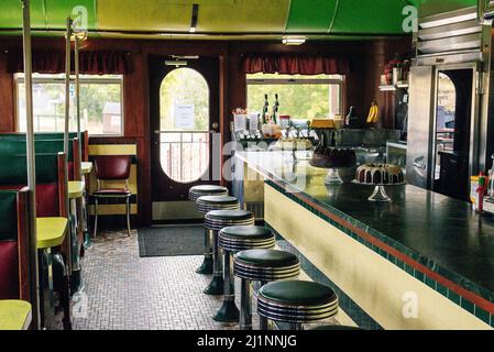 Nevada, USA - September 2019 Cougar Mercury alter Retro-Wagen in der Nähe des Retro-Restaurants. Stockfoto