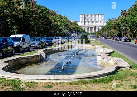 Bukarest, Rumänien, 4. September 2021: Dekorativer Brunnen auf der Straße in der Nähe des Parlamentspalastes oder des Volkshauses (Casa Poporului) in Constitutie Stockfoto