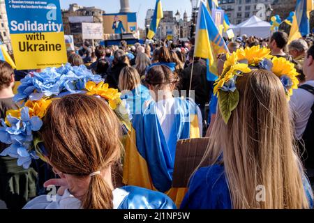 London, 26.. März 2022. Tausende von Menschen treten mit der Ukraine zusammen, marschieren und mahnten im Zentrum von London, um gegen die russische Invasion zu protestieren. Nach dem marsch versammeln sich Demonstranten auf dem Trafalgar Square, um sich die Reden anzuhören. Stockfoto