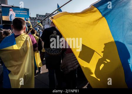 London, 26.. März 2022. Tausende von Menschen treten mit der Ukraine zusammen, marschieren und mahnten im Zentrum von London, um gegen die russische Invasion zu protestieren. Nach dem marsch versammeln sich Demonstranten auf dem Trafalgar Square, um sich die Reden anzuhören. Stockfoto