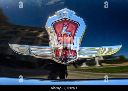 Bukarest, Rumänien, 2. Oktober 2021: Rotes Logo auf einem schwarzen Oldtimer der Wolga GAZ 21, der in Russland produziert und auf einer Straße bei einem Oldtimerevent geparkt wurde Stockfoto