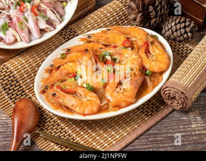 Frittierte Garnelen in einem Gericht isoliert auf Matte Seitenansicht auf dunklem Holztisch taiwan Essen Stockfoto