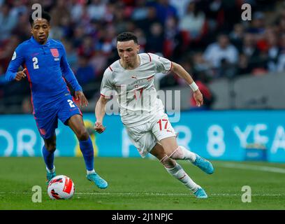 Ruben Vargas aus der Schweiz und Kyle Walker-Peters aus England beim internationalen Spiel der Alzheimer's Society im Wembley Stadium in London in Aktion. Bilddatum: Samstag, 26. März 2022. Stockfoto